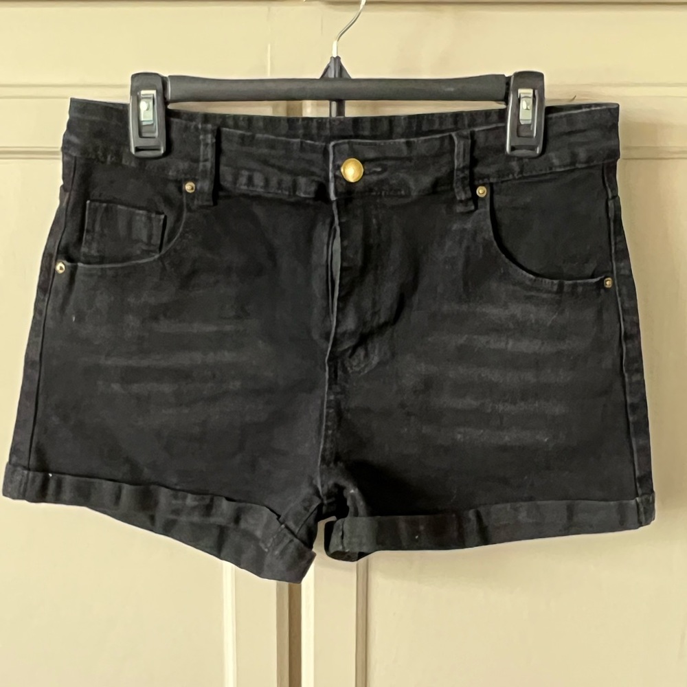 010 NWOT SHEIN Black Cuffed Distressed Shorts